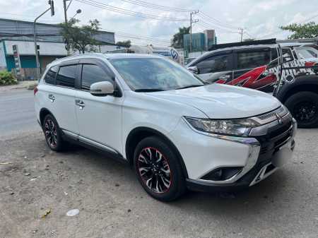 Mitsubishi Outlander 2.0CVT màu Trắng  sản xuất 2021 odo 13.900km xe cực hiếm